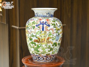 Bảo bình phong thủy men lam cổ cảnh hoa dây màu vẽ vàng 24k, cao 36cm