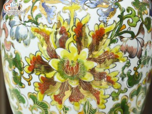 Bảo bình phong thủy men lam cổ cảnh hoa dây màu vẽ vàng 24k, cao 36cm