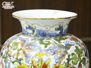 Bảo bình phong thủy men lam cổ cảnh hoa dây màu vẽ vàng 24k, cao 36cm