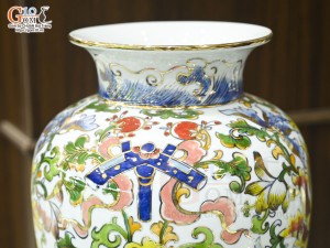 Bảo bình phong thủy men lam cổ cảnh hoa dây màu vẽ vàng 24k, cao 36cm