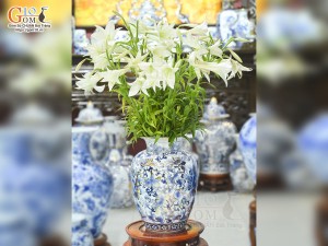 Bảo bình phong thủy men lam cổ cảnh hoa dây vẽ vàng 24k, cao 36cm