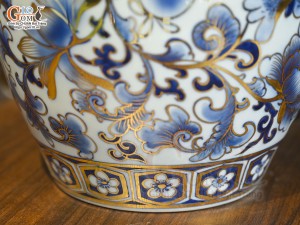 Bảo bình phong thủy men lam cổ cảnh hoa dây vẽ vàng 24k, cao 36cm