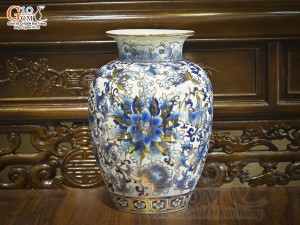 Bảo bình phong thủy men lam cổ cảnh hoa dây vẽ vàng 24k, cao 36cm