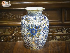 Bảo bình phong thủy men lam cổ cảnh hoa dây vẽ vàng 24k, cao 36cm