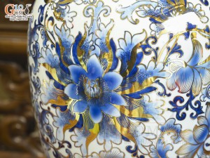 Bảo bình phong thủy men lam cổ cảnh hoa dây vẽ vàng 24k, cao 36cm