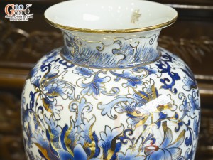 Bảo bình phong thủy men lam cổ cảnh hoa dây vẽ vàng 24k, cao 36cm