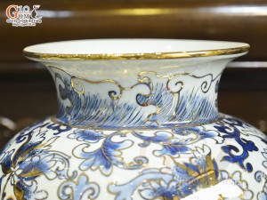 Bảo bình phong thủy men lam cổ cảnh hoa dây vẽ vàng 24k, cao 36cm