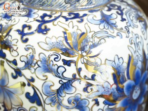 Bảo bình phong thủy men lam cổ cảnh hoa dây vẽ vàng 24k, cao 36cm