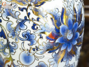 Bảo bình phong thủy men lam cổ cảnh hoa dây vẽ vàng 24k, cao 36cm