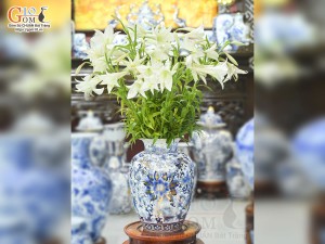 Bảo bình phong thủy men lam cổ cảnh hoa dây vẽ vàng 24k, cao 36cm