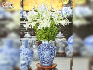 Bảo bình phong thủy men lam cổ vẽ hoa dây viền sóng, cao 36cm