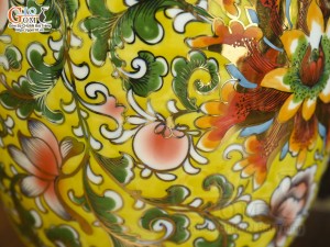 Bảo bình phong thủy men màu cảnh hoa dây vẽ vàng 24k, cao 36cm