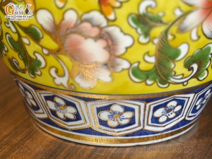 Bảo bình phong thủy men màu cảnh hoa dây vẽ vàng 24k, cao 36cm