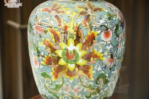 Bảo bình phong thủy men màu cảnh hoa dây vẽ vàng 24k nền xanh, cao 36cm