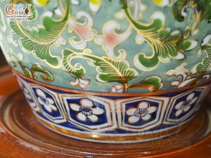 Bảo bình phong thủy men màu cảnh hoa dây vẽ vàng 24k nền xanh, cao 36cm