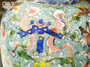 Bảo bình phong thủy men màu cảnh hoa dây vẽ vàng 24k nền xanh, cao 36cm