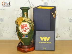 Bảo bình tài lộc chữ Phúc đắp nổi dát vàng, nền xanh lục bảo in logo VTV, cao 30cm