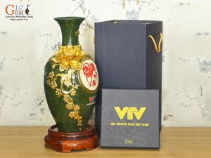 Bảo bình tài lộc chữ Phúc đắp nổi dát vàng, nền xanh lục bảo in logo VTV, cao 30cm