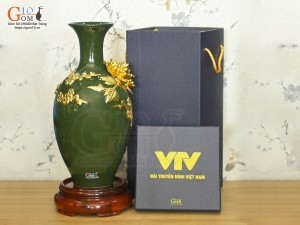 Bảo bình tài lộc chữ Phúc đắp nổi dát vàng, nền xanh lục bảo in logo VTV, cao 30cm