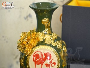 Bảo bình tài lộc chữ Phúc đắp nổi dát vàng, nền xanh lục bảo in logo VTV, cao 30cm