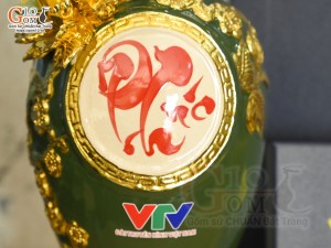 Bảo bình tài lộc chữ Phúc đắp nổi dát vàng, nền xanh lục bảo in logo VTV, cao 30cm