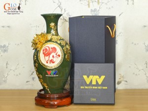 Bảo bình tài lộc chữ Phúc đắp nổi dát vàng, nền xanh lục bảo in logo VTV, cao 30cm