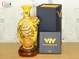 Bảo bình tài lộc Thuận Buồm Xuôi Gió đắp nổi dát vàng, nền vàng in logo VTV, cao 30cm