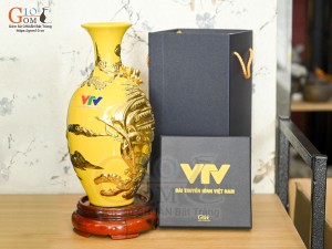 Bảo bình tài lộc Thuận Buồm Xuôi Gió đắp nổi dát vàng, nền vàng in logo VTV, cao 30cm