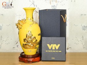 Bảo bình tài lộc Thuận Buồm Xuôi Gió đắp nổi dát vàng, nền vàng in logo VTV, cao 30cm