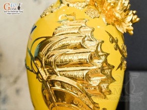Bảo bình tài lộc Thuận Buồm Xuôi Gió đắp nổi dát vàng, nền vàng in logo VTV, cao 30cm