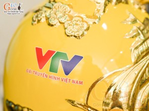 Bảo bình tài lộc Thuận Buồm Xuôi Gió đắp nổi dát vàng, nền vàng in logo VTV, cao 30cm