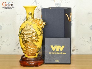 Bảo bình tài lộc Thuận Buồm Xuôi Gió đắp nổi dát vàng, nền vàng in logo VTV, cao 30cm