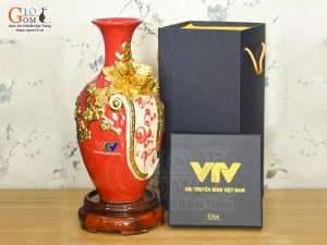 Bảo bình tài lộc Vinh Hoa Phú Quý đắp nổi dát vàng, nền đỏ in logo VTV, cao 30cm