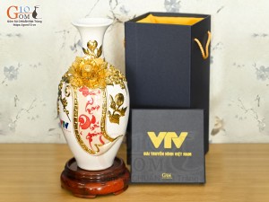 Bảo bình tài lộc Vinh Hoa Phú Quý đắp nổi dát vàng, nền trắng in logo VTV, cao 30cm