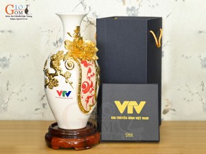 Bảo bình tài lộc Vinh Hoa Phú Quý đắp nổi dát vàng, nền trắng in logo VTV, cao 30cm