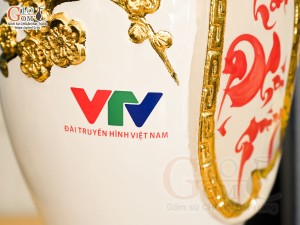 Bảo bình tài lộc Vinh Hoa Phú Quý đắp nổi dát vàng, nền trắng in logo VTV, cao 30cm