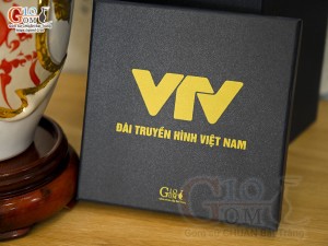 Bảo bình tài lộc Vinh Hoa Phú Quý đắp nổi dát vàng, nền trắng in logo VTV, cao 30cm