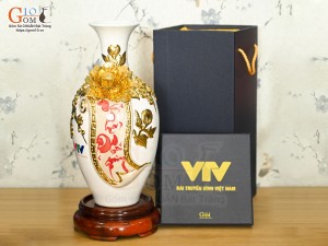 Bảo bình tài lộc Vinh Hoa Phú Quý đắp nổi dát vàng, nền trắng in logo VTV, cao 30cm