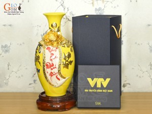Bảo bình tài lộc Vinh Hoa Phú Quý đắp nổi dát vàng, nền vàng in logo VTV, cao 30cm