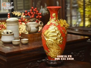 Bảo bình Thuận Buồm Xuôi Gió đắp nổi dát vàng, nền đỏ, cao 42cm