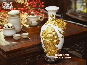 Bảo bình Thuận Buồm Xuôi Gió đắp nổi dát vàng, nền trắng, cao 42cm