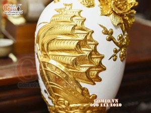 Bảo bình Thuận Buồm Xuôi Gió đắp nổi dát vàng, nền trắng, cao 42cm