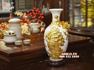 Bảo bình Thuận Buồm Xuôi Gió đắp nổi dát vàng, nền trắng, cao 42cm