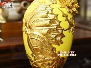 Bảo bình Thuận Buồm Xuôi Gió đắp nổi dát vàng, nền vàng, cao 42cm