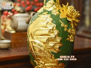 Bảo bình Thuận Buồm Xuôi Gió đắp nổi dát vàng, nền xanh lục bảo, cao 42cm