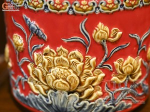 Bát hương men màu đắp nổi Sen Cát Tường viền hoa nền đỏ, đường kính 20cm