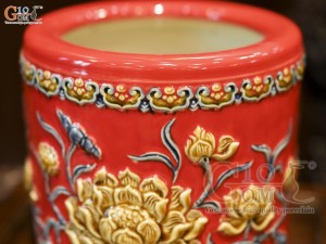 Bát hương men màu đắp nổi Sen Cát Tường viền hoa nền đỏ, đường kính 20cm