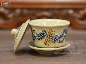 Bát sâm cuốn thư đắp nổi men hoàng tộc, đường kính 8,5cm