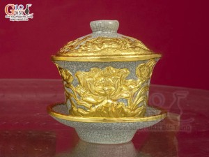 Bát trà sâm men rạn đắp nổi hoa Sen dát vàng 24k