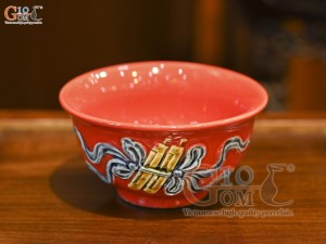 Bát thờ men màu đắp nổi cuốn thư nền đỏ